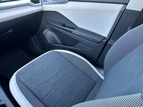 Used 2025 Volkswagen Taos SE w/ Taos MDO Package image 25