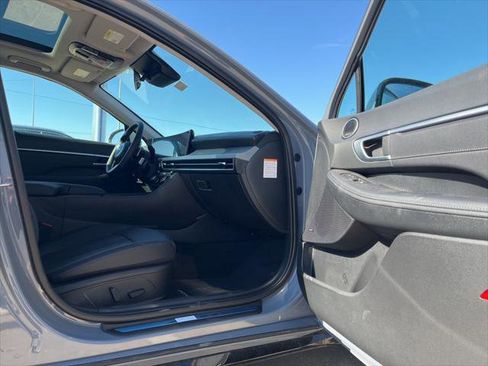 Used 2025 Hyundai Sonata Limited image 17
