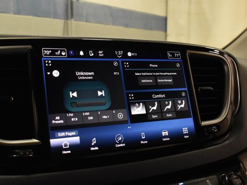 Used 2022 Chrysler Pacifica Touring-L FWD image 17