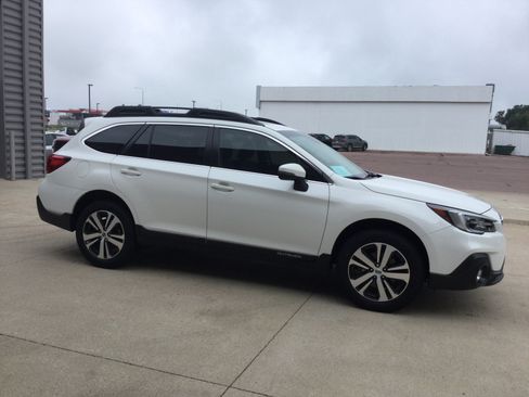 Used 2019 Subaru Outback 2.5i Limited AWD/4WD image 3