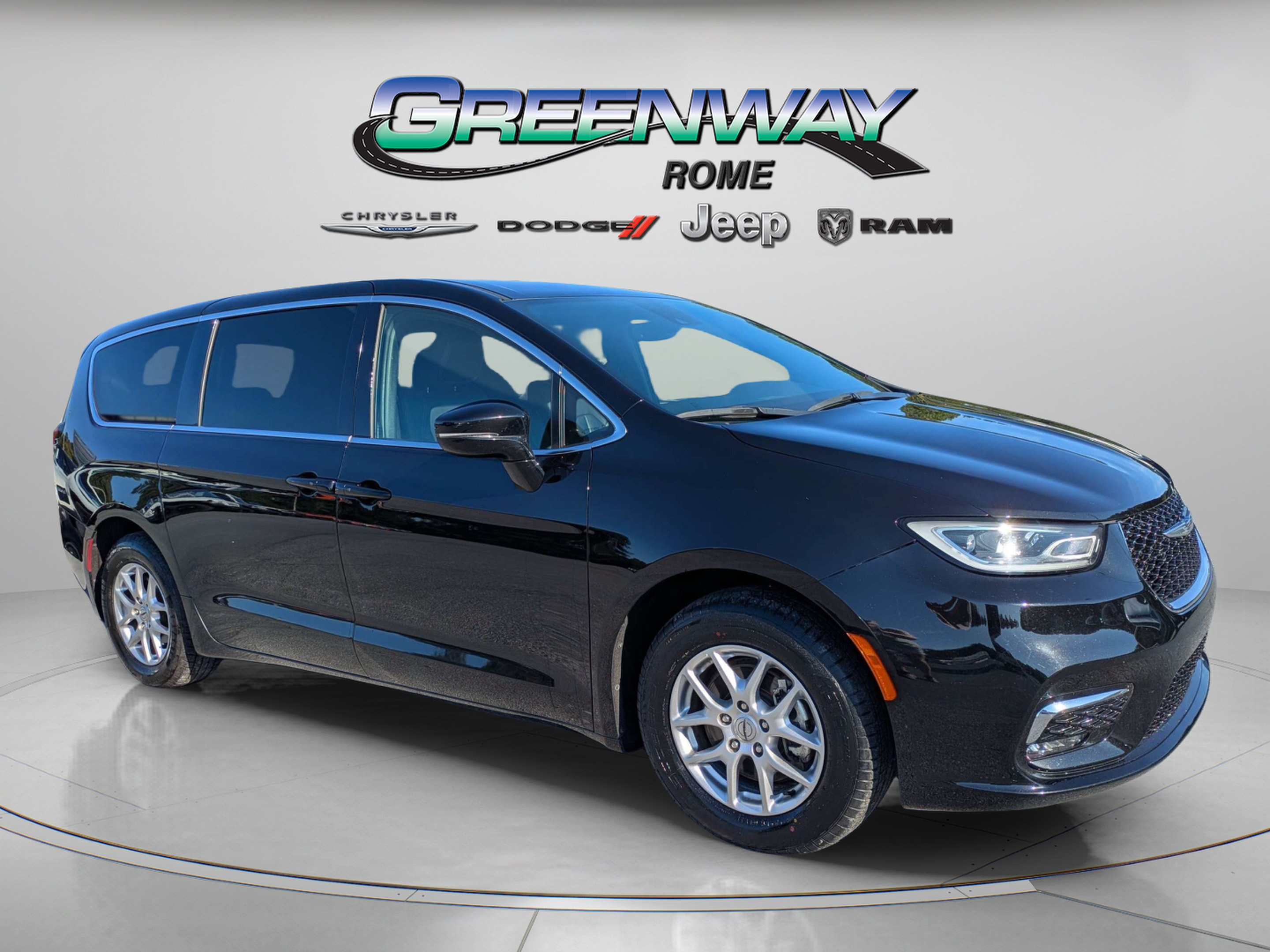 Used 2025 Chrysler Pacifica Select FWD image 2