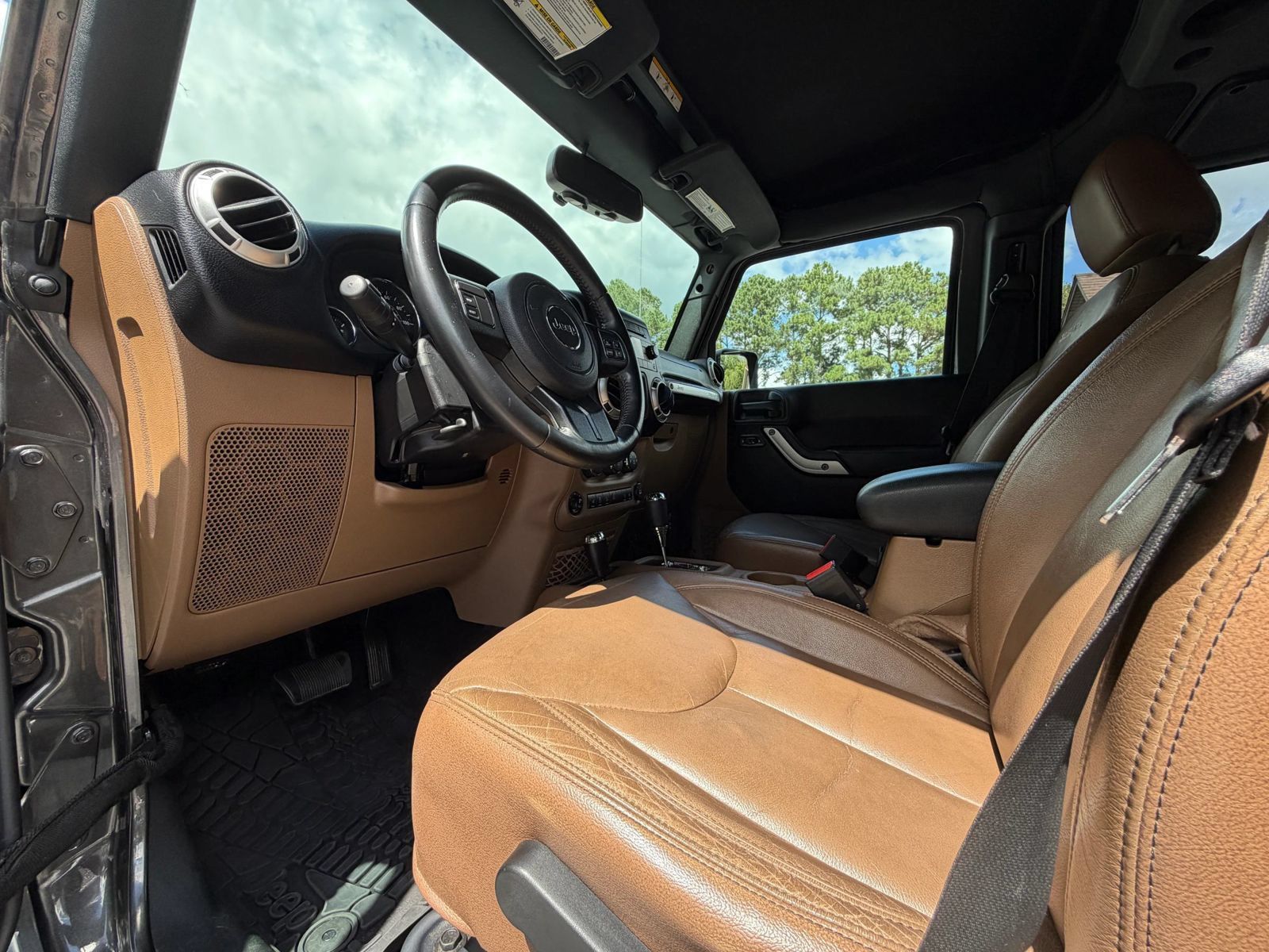 Used 2017 Jeep Wrangler Unlimited Sahara w/ Max Tow Package AWD/4WD image 11
