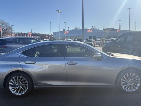Used 2019 Lexus ES 300h w/ Luxury Package image 11