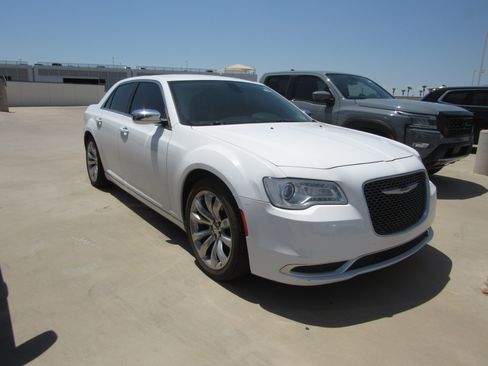 Used 2018 Chrysler 300 Touring w/ Chrome Appearance Package RWD image 2