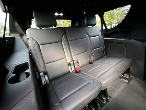 Used 2022 Chevrolet Suburban LT w/ Luxury Package image 31