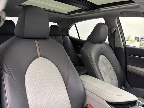 Used 2018 Toyota Camry XLE image 23