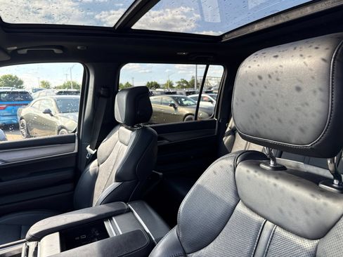 Used 2025 Jeep Wagoneer L Series II w/ Premium Group I AWD/4WD image 11