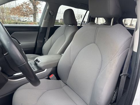 Used 2023 Toyota Highlander LE image 9
