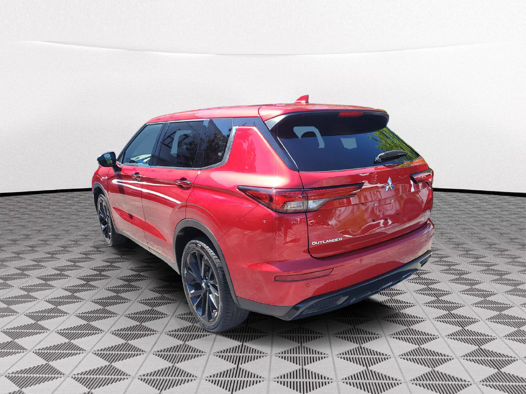 Used 2023 Mitsubishi Outlander SE Black Edition FWD image 4