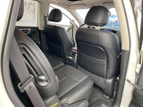 Used 2019 Nissan Pathfinder Platinum image 11