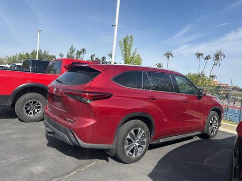 Used 2022 Toyota Highlander XLE image 3