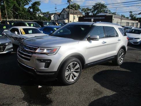 Used 2017 Ford Explorer XLT w/ Equipment Group 202A image 4