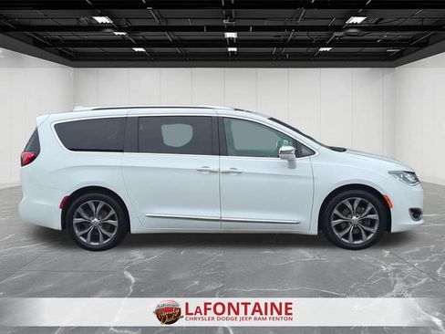 Used 2020 Chrysler Pacifica Limited w/ Tire & Wheel Group FWD image 6
