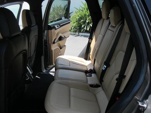 Used 2014 Porsche Cayenne Platinum Edition image 13