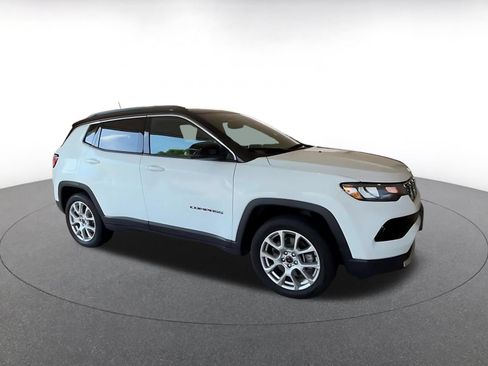 Used 2025 Jeep Compass Limited AWD/4WD image 2
