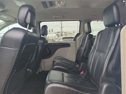 Used 2014 Chrysler Town & Country Limited image 13