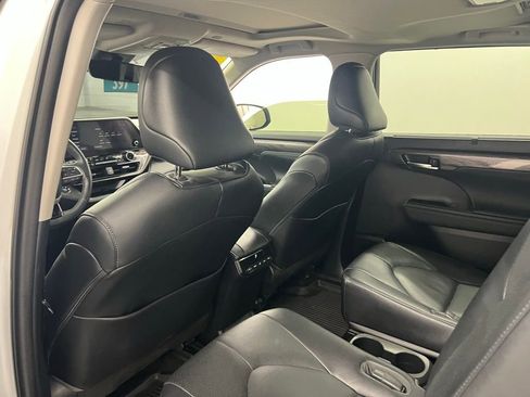 Used 2023 Toyota Highlander Limited FWD image 11