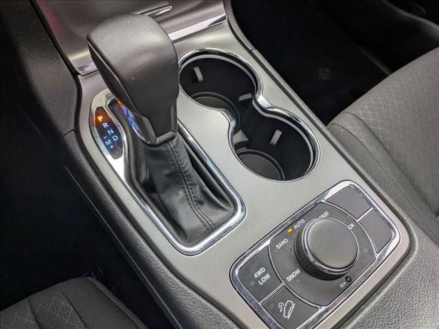 Used 2019 Jeep Grand Cherokee Laredo AWD/4WD image 12
