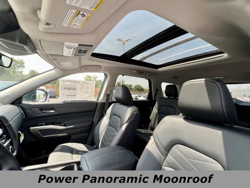New 2025 Nissan Pathfinder Platinum w/ Black Appearance Package image 11