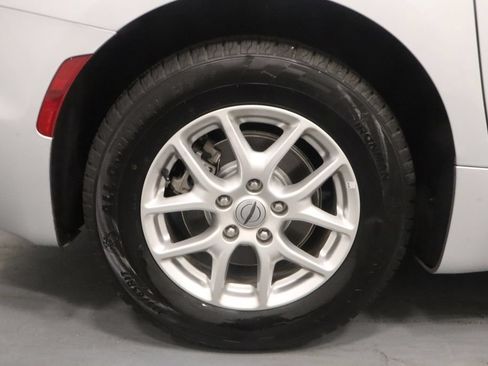 Certified 2024 Chrysler Pacifica Touring-L FWD image 23