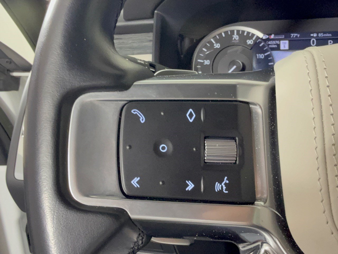 Used 2023 Land Rover Discovery Metropolitan Edition AWD/4WD image 18