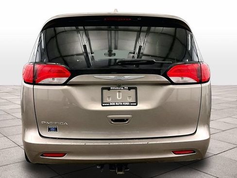 Used 2017 Chrysler Pacifica LX FWD image 4