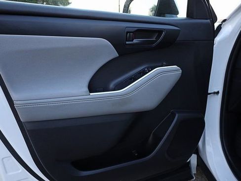 Used 2023 Toyota Highlander L image 38