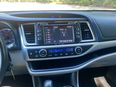 Used 2019 Toyota Highlander Plus FWD image 26
