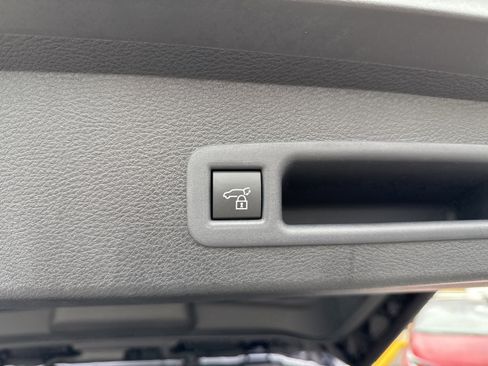 Used 2025 Toyota Sienna Platinum image 35