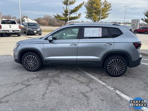 Used 2025 Volkswagen Taos SE image 18