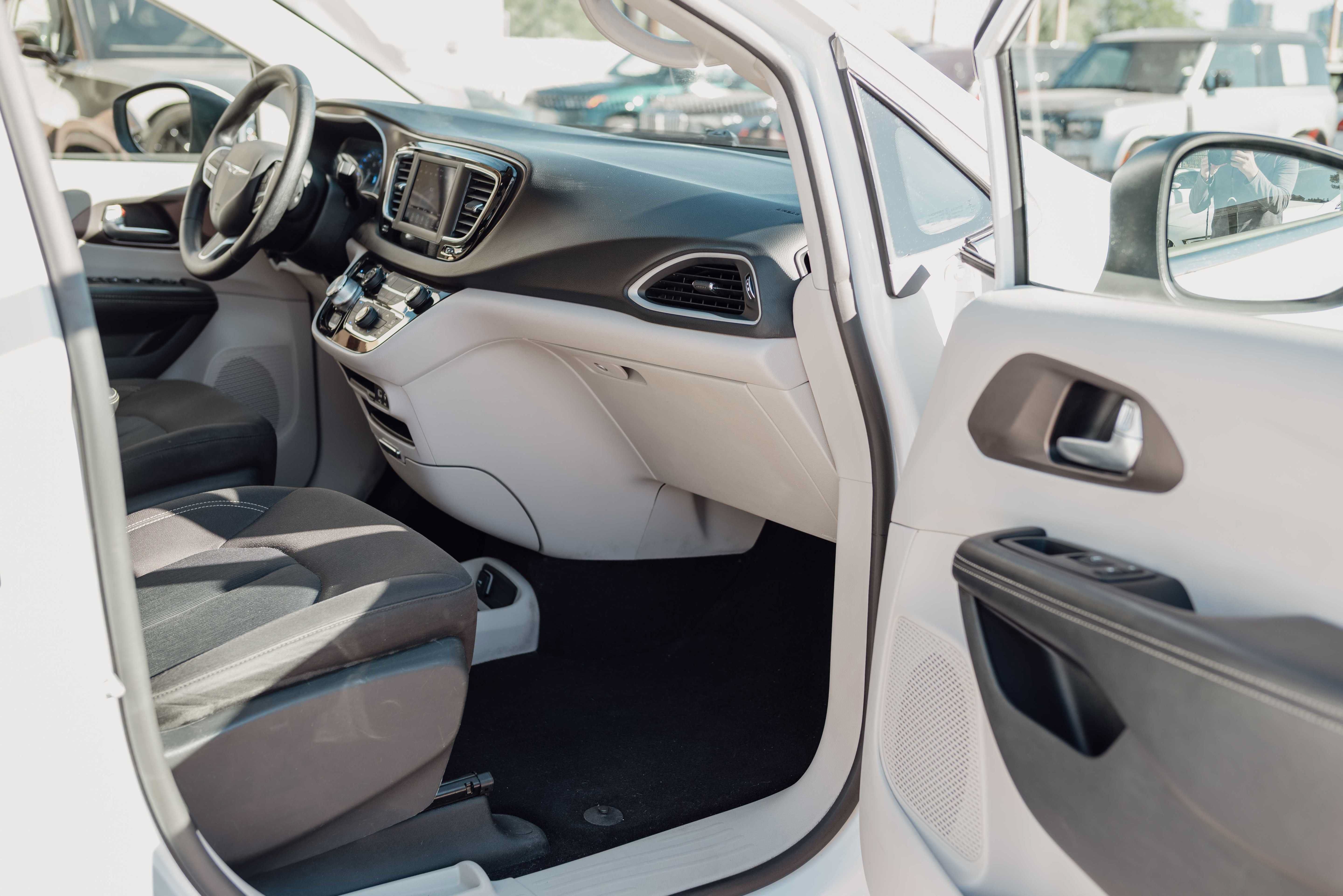 Used 2022 Chrysler Voyager LX FWD image 12