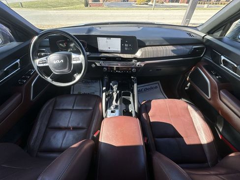 Used 2024 Kia Telluride EX w/ EX Captain's Chair Package image 21