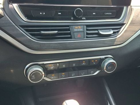Used 2024 Nissan Altima 2.5 SV w/ SV Premium Package FWD image 16