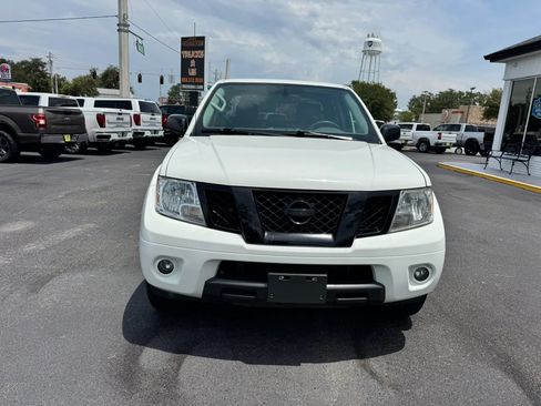 Used 2020 Nissan Frontier SV w/ Midnight Edition Floor Mats AWD/4WD image 2
