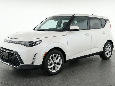 Used 2025 Kia Soul LX w/ LX Technology Package FWD image 3