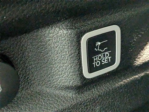 Used 2024 Jeep Grand Cherokee L Limited w/ Luxury Tech Group II image 31