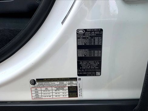 Certified 2025 Land Rover Discovery Dynamic SE AWD/4WD image 33