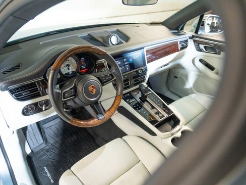 Certified 2024 Porsche Macan S AWD/4WD image 4