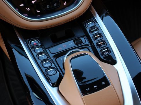 Used 2021 Aston Martin DBX image 15