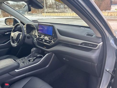 Certified 2024 Toyota Highlander XLE image 11
