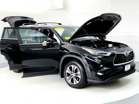Used 2023 Toyota Highlander XLE AWD/4WD image 12
