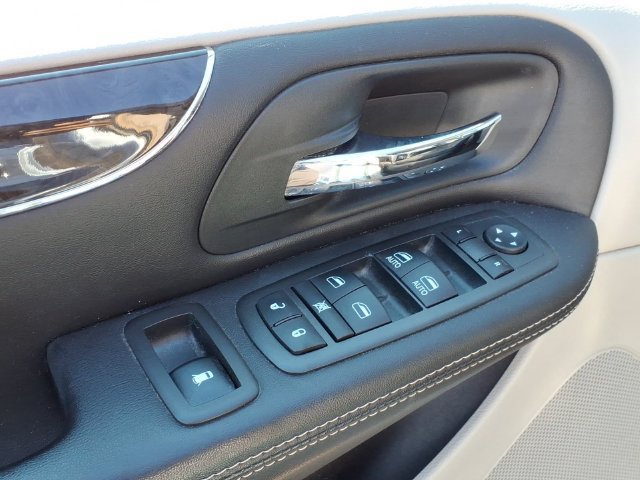 Used 2013 Chrysler Town & Country Touring-L w/ Driver Convenience Group FWD image 16