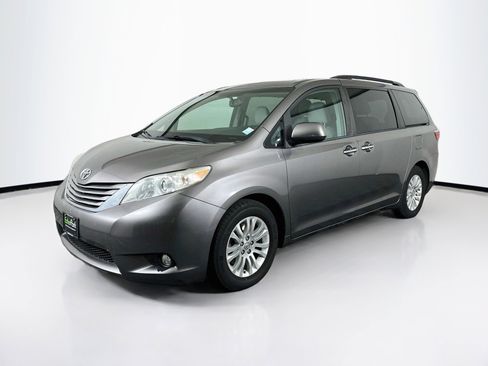 Used 2016 Toyota Sienna XLE w/ XLE Navigation Package FWD image 3
