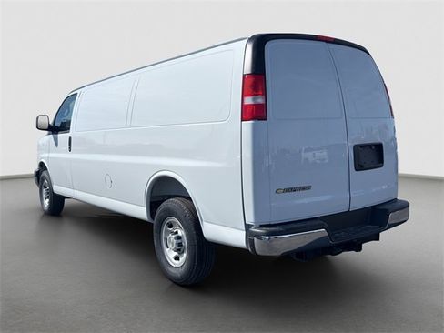 New 2026 Chevrolet Express 3500 WT image 4