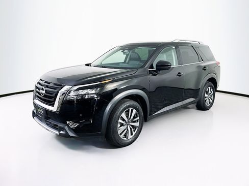 Used 2025 Nissan Pathfinder SL image 3