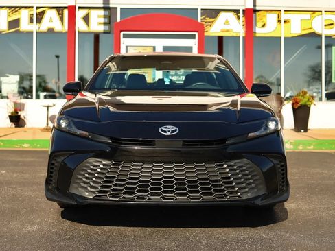 Used 2025 Toyota Camry SE AWD/4WD image 2