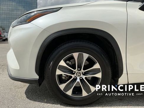 Used 2021 Toyota Highlander XLE image 7