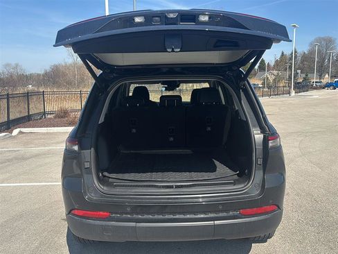 Used 2023 Jeep Grand Cherokee Limited w/ Luxury Tech Group II AWD/4WD image 17