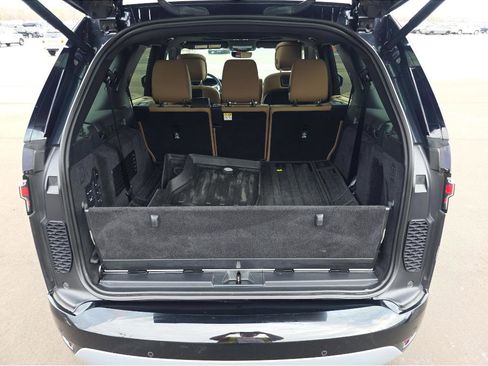 Used 2024 Land Rover Discovery Metropolitan Edition AWD/4WD image 13