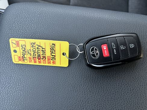 Used 2025 Toyota Camry LE image 28